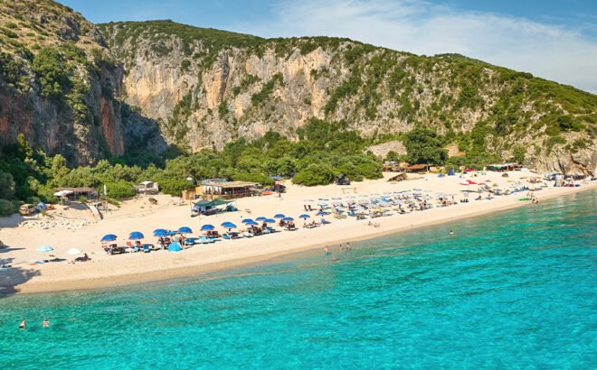 Het strand van Gjipe Beach aan de Ionische zee in Albanië vlakbij de Grieks Albanese grens en bij het eiland Corfoe