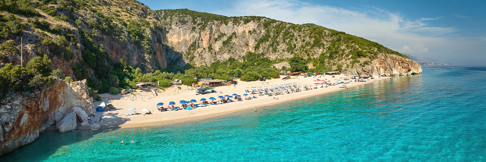 Het strand van Gjipe Beach aan de Ionische zee in Albanië vlakbij de Grieks Albanese grens en bij het eiland Corfoe